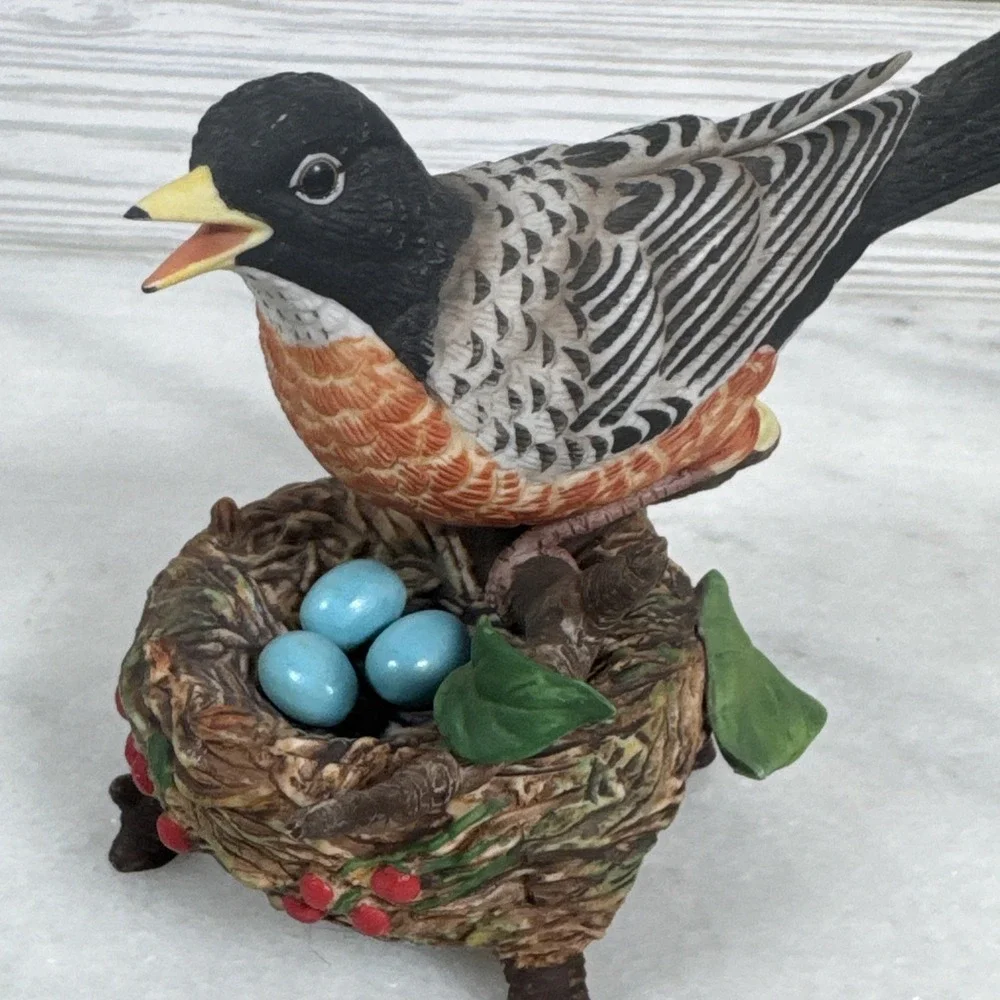 Robin Bird On Nest Eggs Ceramic Figurine Crystal Cathedral 